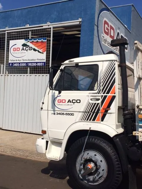 Fachada da GD Aço Telhas em Americana, com o caminhão de entregas da empresa