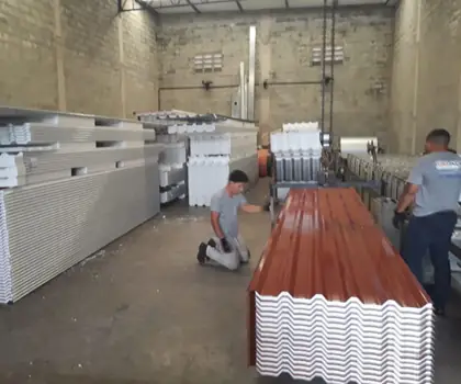 Equipe da GD Aço preparando telhas pintadas na cor cerâmica