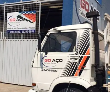 Fachada da GD Aço Telhas com o caminhão da empresa