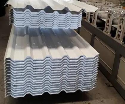 Pilha de telhas de aço galvanizadas recém-fabricadas
