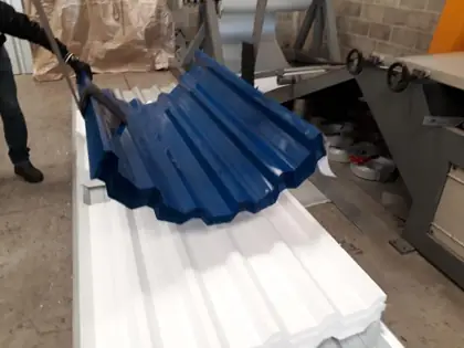 Telha de aço pintada na cor azul saindo da linha de produção da GD Aço Telhas