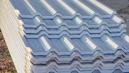 Detalhe de telhas termoacústicas com núcleo isolante entre as chapas de aço