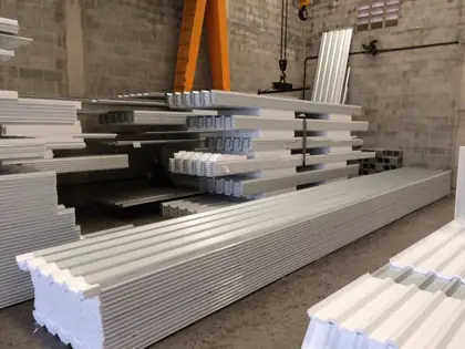 Telhas de aço trapezoidais de grande comprimento empilhadas no galpão